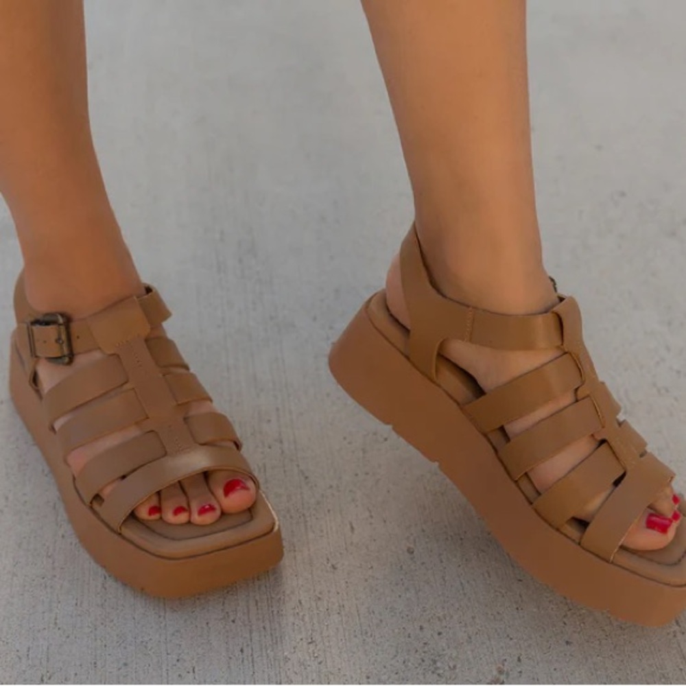 NWOT - OTBT Platform Sandals